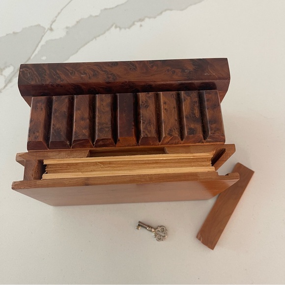 Moroccan Thuya Burl Wood Secret Box with key 🔑 - Picture 9 of 15
